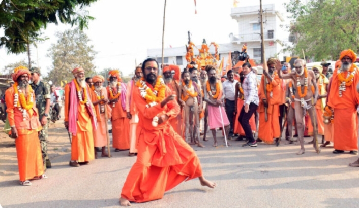शरीर पर भभूत लगाकर बाबाओं ने लहराया अस्त्र शस्त्र, राजिम कुंभ में किया अनोखा प्रदर्शन