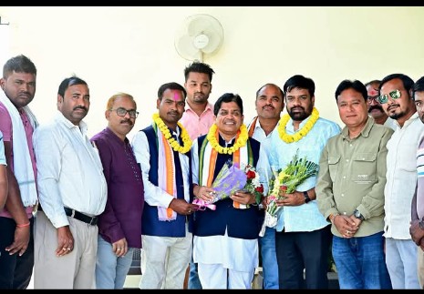 नगर पंचायत पलारी एवं रोहांसी के नवनिर्वाचित अध्यक्ष मिले पूर्व मंत्री शिव डहरिया से