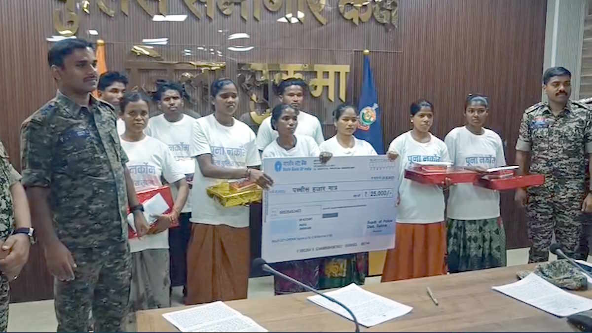 वेट्टी कन्नी के साथ 9 नक्सलियों ने किया आत्मसमर्पण, 26 लाख रुपए का है इनाम…