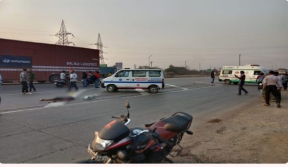 तेज रफ्तार ट्रक ने बाइक सवार को रौंदा, दो हिस्सों में बंटा शव