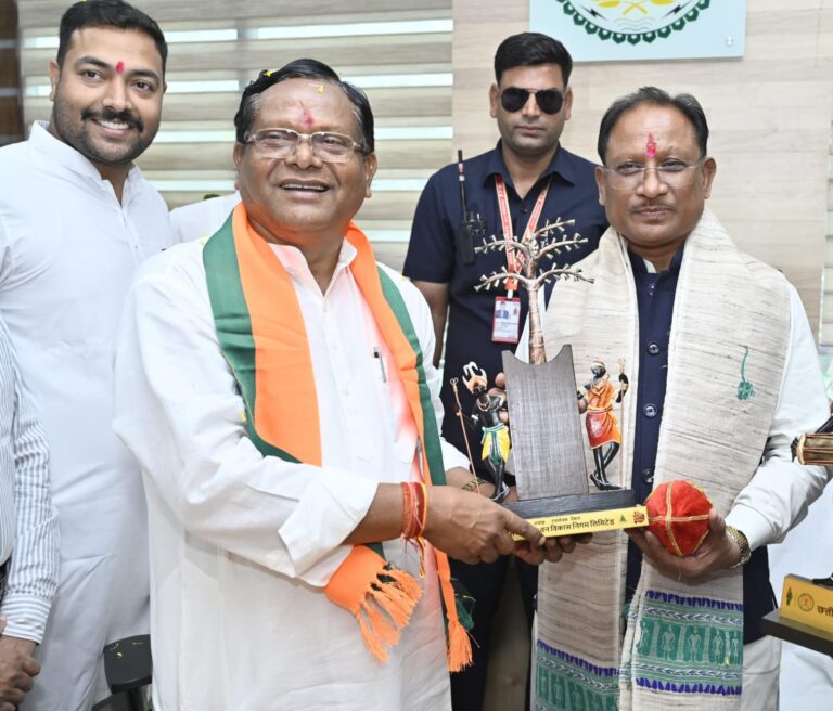 रामसेवक पैकरा ने राज्य वन विकास निगम के अध्यक्ष पद की ली शपथ