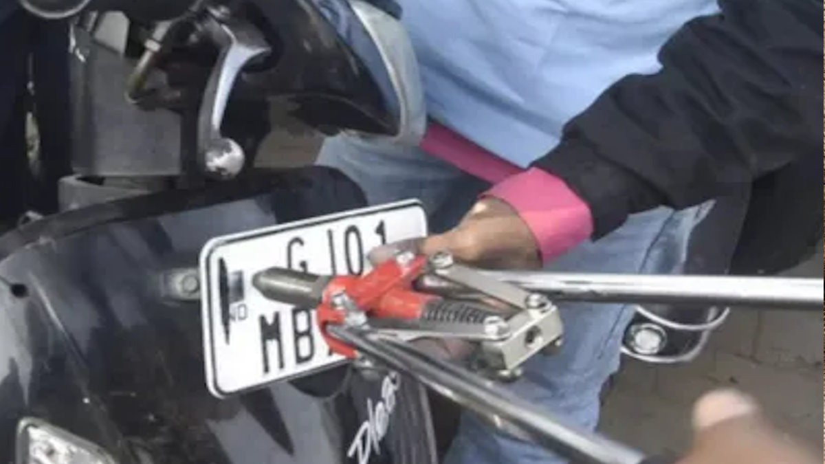 ध्यान दें! गाड़ी में हाई सिक्योरिटी नंबर प्लेट लगाना हुआ अनिवार्य, नहीं लगाया है तो अब कटेगा चालान…