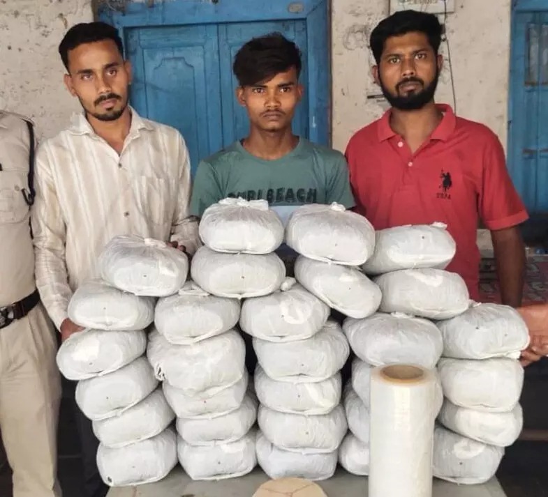 CG Crime : किराए के मकान से चल रहा था सूखे नशे का कारोबार, पुलिस ने दबिश देकर 3 तस्करों को किया गिरफ्तार, 30 किलो गांजा बरामद…