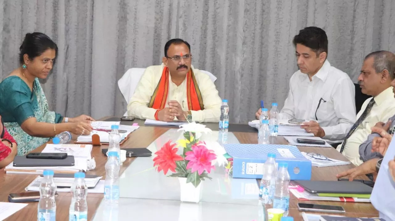 मंत्रालय में मंत्री श्याम बिहारी जायसवाल ने ली स्वास्थ्य विभाग की अहम बैठक