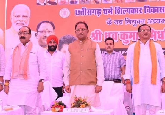 छत्तीसगढ़ चर्म शिल्पकार विकास बोर्ड के नव नियुक्त अध्यक्ष के पदभार ग्रहण समारोह में शामिल हुए मुख्यमंत्री