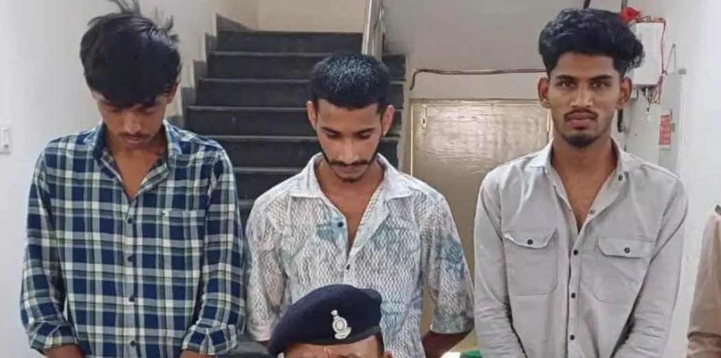 CG Crime : चलती कार की छत पर स्टंटबाजी कर रहे थे तीन युवक, पुलिस ने ठोका भारी भरकम जुर्माना