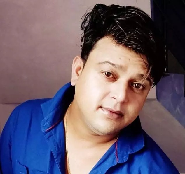 CG NEWS: कृषि केंद्र संचालक की फंदे पर लटकी मिली लाश, मोबाइल कैमरा ऑन, कान में लगा था ईयरफोन, पुलिस हर एंगल से कर रही जांच…