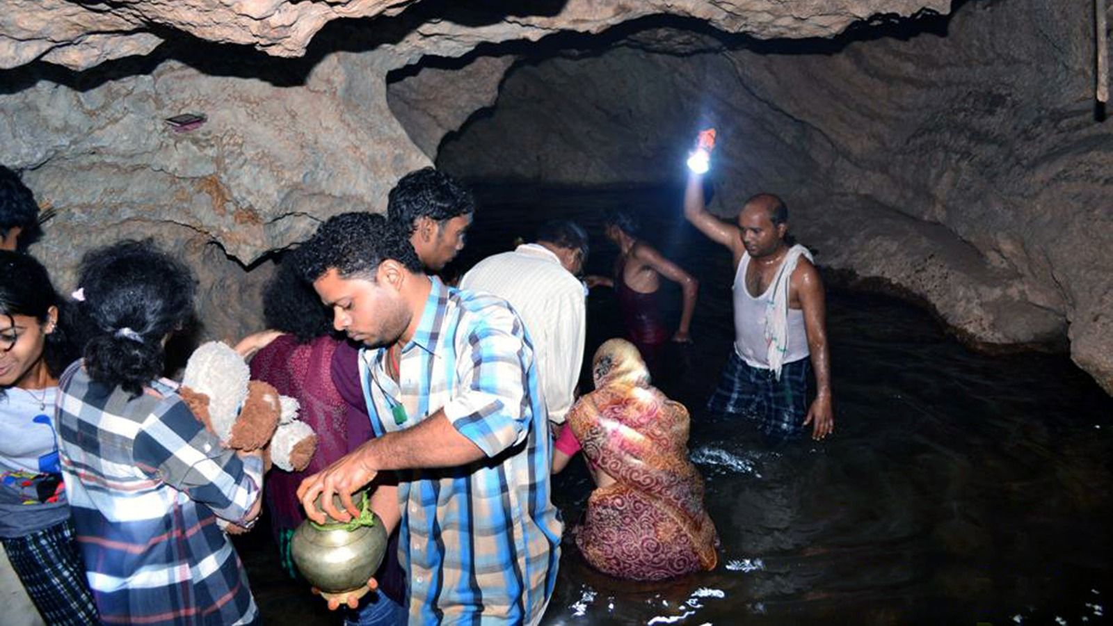 छत्तीसगढ़ के खैरागढ़ में 1 नदी को 16 बार  पार करके और दुर्गम रास्तों से होते हुए पहुंचते यहां… अंदर है महादेव का मंदिर, जहां रहते है ‘पूंछ वाले चमगादड़’
