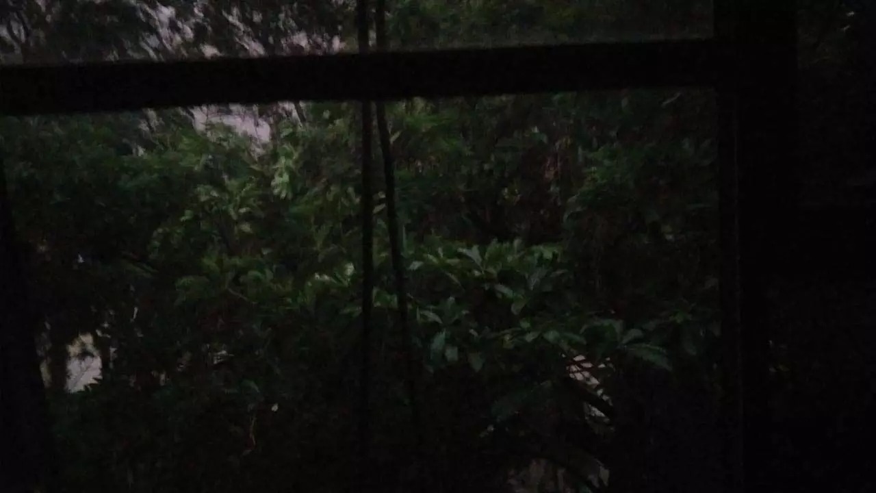 नवा रायपुर में अँधेरा छाया, आंधी-तूफान के साथ बारिश शुरू