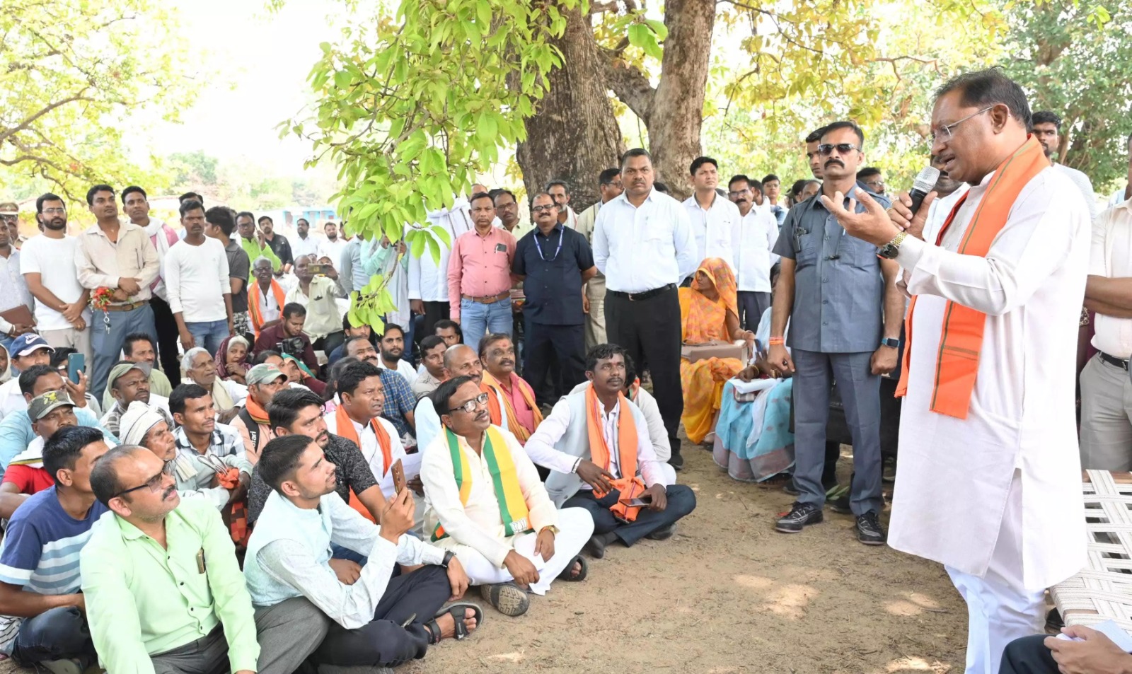 एमपी से सटे गांव में उतरा सीएम साय का हेलीकॉप्टर, खुशी से खिल उठे ग्रामीणों के चेहरे