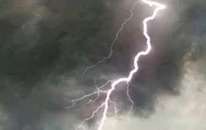 आकाशीय बिजली की चपेट में आने से 3 बच्चे झुलसे, दो की हालत गंभीर