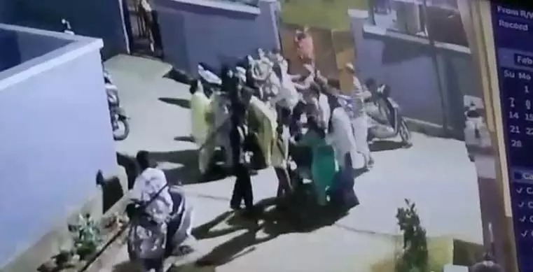 लड़की ने बातचीत से किया इनकार, तो युवक ने परिवार वालों पर किया जानलेवा हमला… रॉड और चाकू से 3 लोगों को किया बुरी तरह घायल…