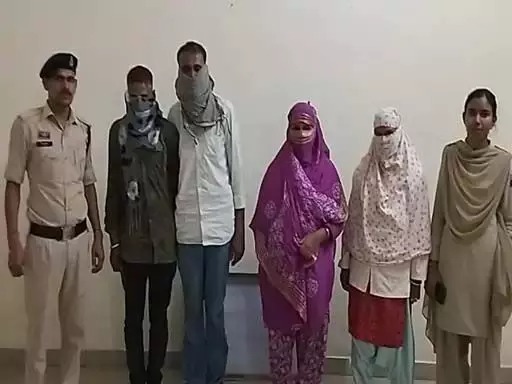 देह व्यापार के शक में ग्रामीणों ने घर को घेरा, मौके पर पहुंची पुलिस, 2 महिला समेत 4 पकड़ाए…