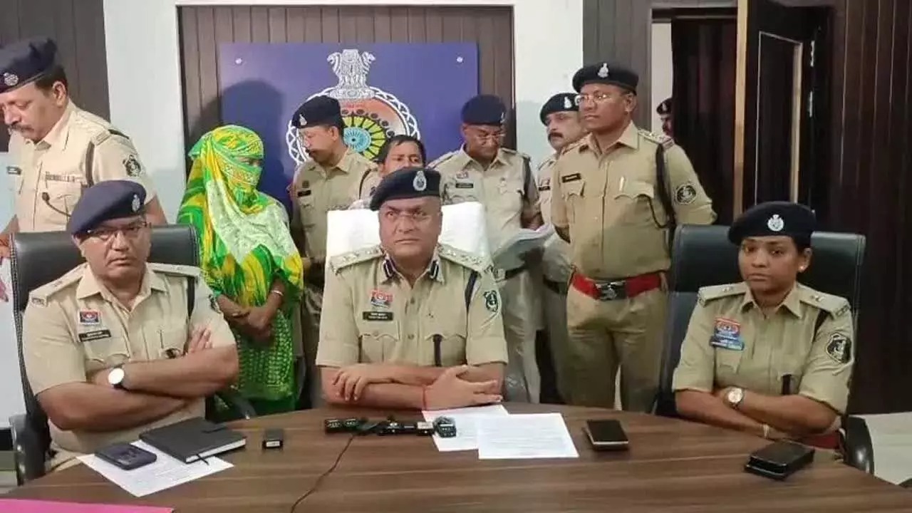STF की बड़ी कार्रवाई, दुर्ग में पकड़ाई बांग्लादेशी महिला : फर्जी आधार कार्ड बनाकर 8 साल से भारत में रह रही, बिना पुलिस वेरीफिकेशन मकान किराए पर देने वाला मकान मालिक भी गिरफ्तार