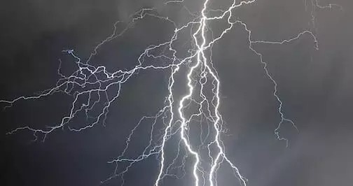 वज्रपात से दो की मौत: प्याज की फसल को बारिश से बचाने ढंक रहे थे तिरपाल, गाज गिरने से दो की मौत…