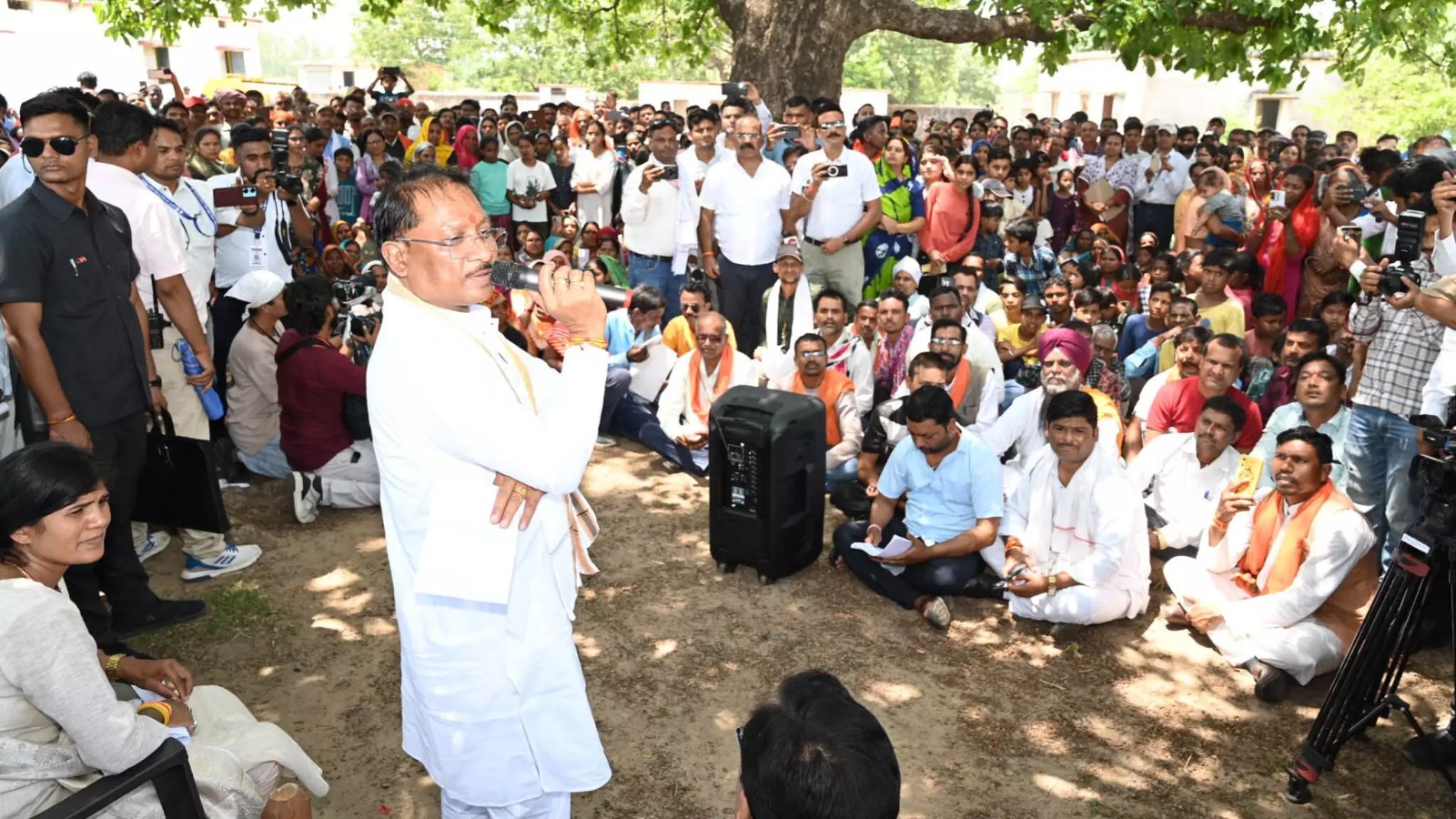 CM विष्णुदेव साय ने लगाई पीएचई के सब इंजीनियर को फटकार, कहा- ‘काम करो या सस्पेंड होने के लिए तैयार रहो, गेट आउट’