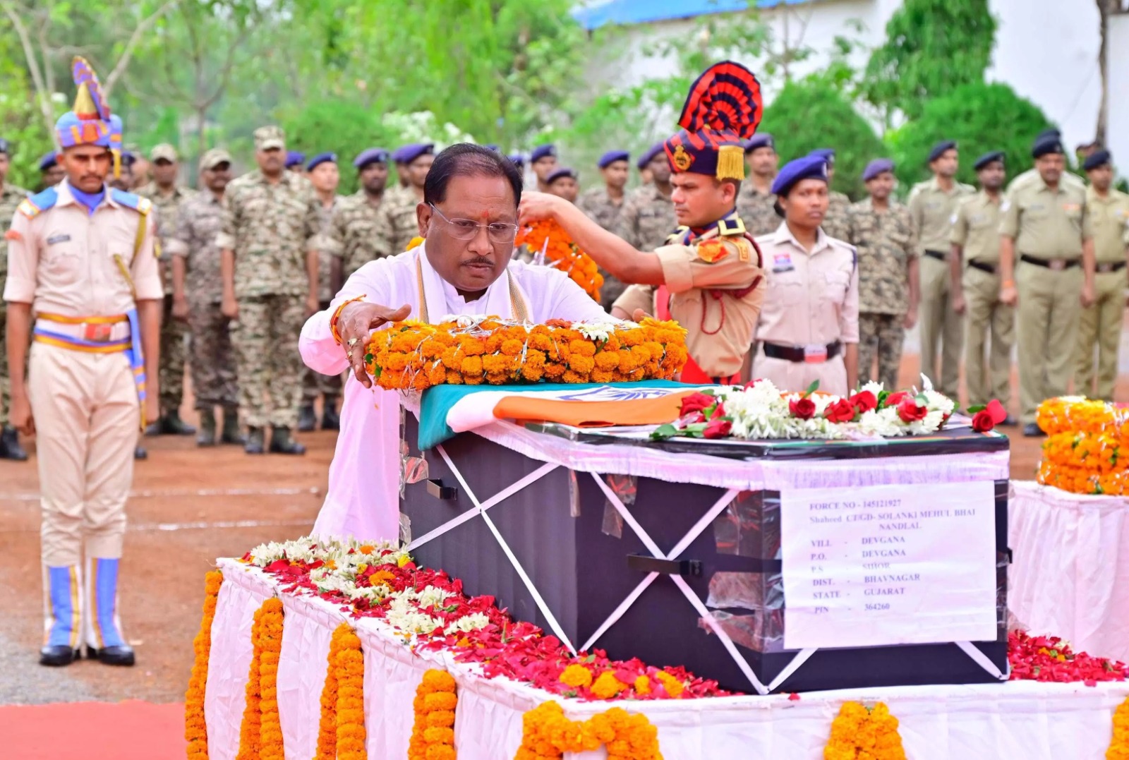 CM विष्णुदेव ने शहीद मेहुल भाई के पार्थिव शरीर को कंधा देकर दी अंतिम विदाई, कहा-नक्सलवाद के समूल नाश का संकल्प करेंगे पूरा…